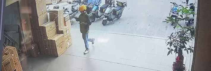 活不起了小伙儿 点外卖后吃霸王餐说没收到餐 被外卖小哥抓现场后仍不承认偷外卖行为！
