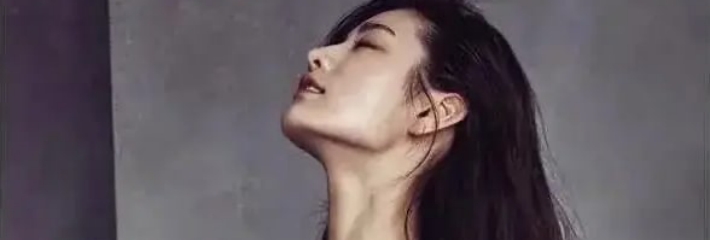 下三滥⼿段果然是最直接有效的 成功下药迷奸D奶璐璐！