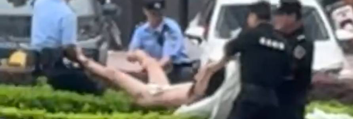 广西贵港一女子因天气太热就裸体出街却被警察合围抓住 现场视频流出属实刺激！