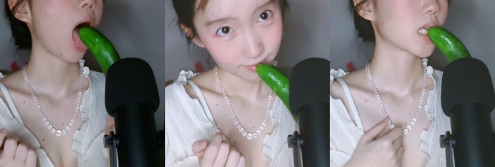 ASMR诱惑系列 窝窝的解压吃播ASMR 感受那满满的大黄瓜撑开小嘴的感觉就爽捏！