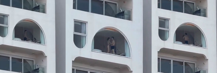 有钱人真会玩，打炮都不拉窗帘的，双月湾的风景真不错啊 ！