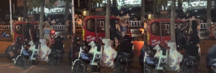 山东临沂 两名妙龄女子大街上公然戏耍老人 小仙女发情连老头都不放过！