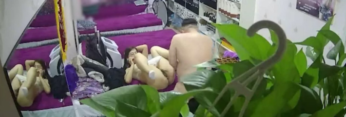 美容院打烊后老板娘约炮情人主动上位 中途遇老公电话查岗只能边打电话边受操！