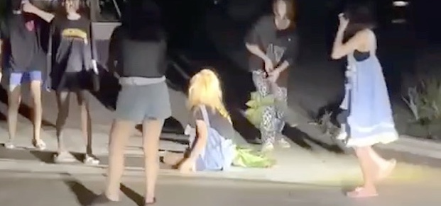 晚间户外一女学生被遭受群体霸凌 拳打脚踢被路人曝光