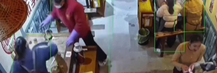 江西九江庐山市南康镇一火锅店内精神病女子吃着火锅将锅底泼向邻桌！