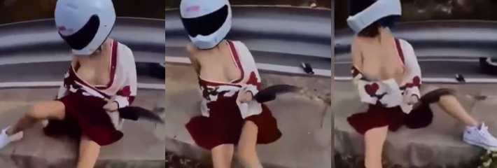 女骑士追求速度与激情飙车撞上路边护栏，在路边摸着奶子说胸罩不见了