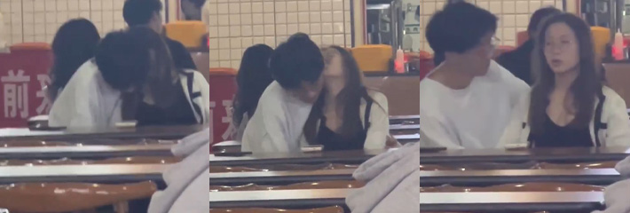 大学校园情侣饥渴不已在食堂鸡公煲下面疯狂抠逼，真是羡煞旁人，给妹子扣爽了！