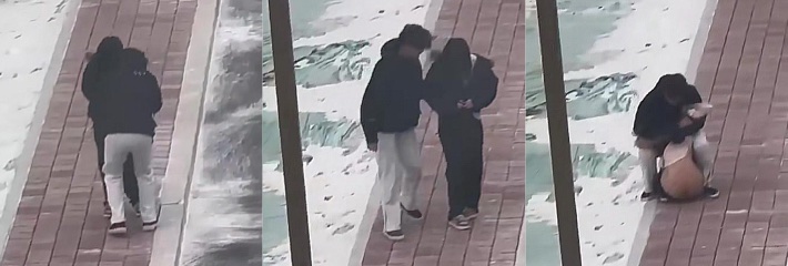 情侣雪地吵架 女生情绪崩溃 当街脱衣裤子 大屁股全露 兄弟围观直呼太刺激了！