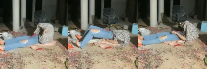 美女低俗直播 鞭炮炸逼狠惩罚 表情扭曲痛到飞起你敢看？