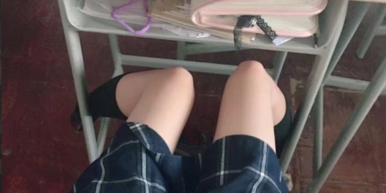 极品反差学生 在教室最后排自慰扣逼视频流出
