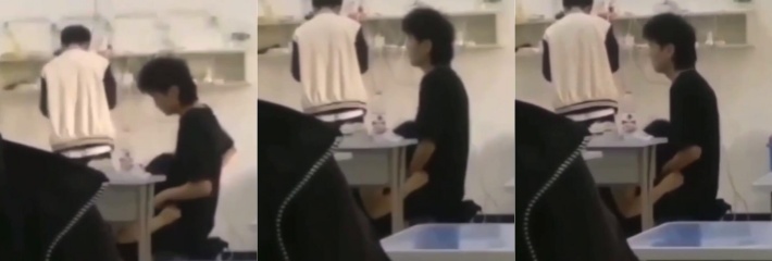 某校一情侣为寻刺激则趁老师上课途中偷吃男友肉棒还被偷拍 这么饥渴且这么胆大？！