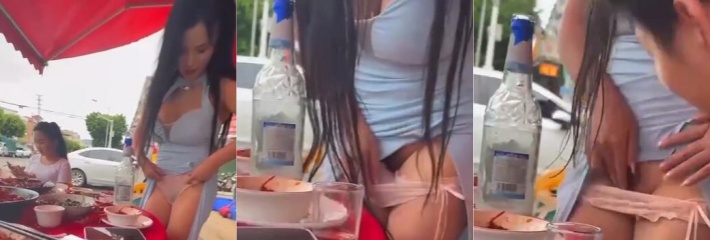 高颜值蓝衣美女吃席时喝了两杯马尿 不忘散散味！