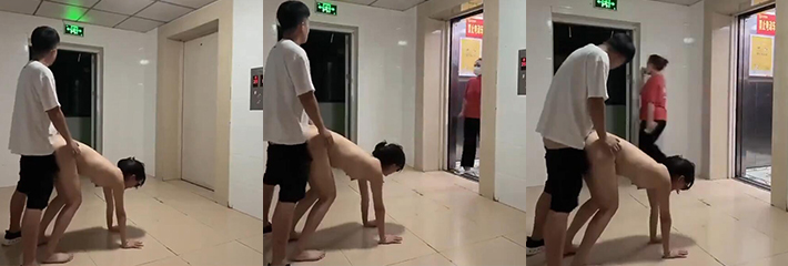 年轻玩的就是刺激 情侣电梯口做爱 突然上来个阿姨 阿姨尴尬死了 脚指头都能扣出三室一厅！