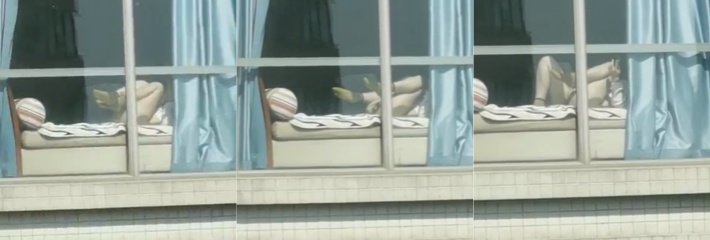 看过晒太阳晒衣服的 可你见过晒鲍鱼的吗？高层住宅少妇阳台晒太阳 担心鲍鱼发霉顺便也拿出来晒晒