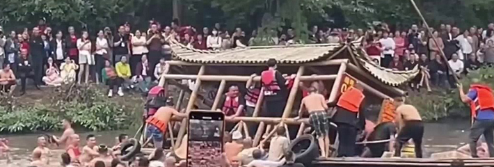 四川成都经典民俗活动 邛崃夹关古镇抢鸭子太疯狂 直接把船晃翻了