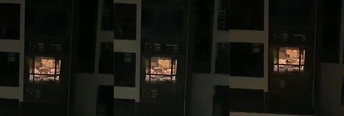 某高校数学老师老师和英语老师偷情，忘记拉上窗帘被学生们围观拍照