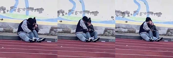山东省济宁市泗水县实验中学 光天化日之下一对情侣操场扣逼 男友这逼瘾是真大啊!