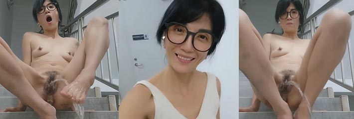风韵老阿姨化身非传统母狗 楼梯间疯狂放尿 并用尿液洗脚！