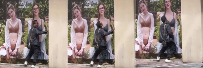 大街上一猥琐男子 对着广告牌的清凉美女做不雅之事 震惊路人！