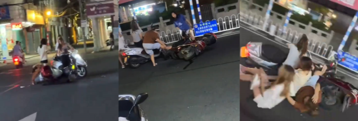 精神小妹骑车撞人 走位很风骚 像是故意的 前车女生膝盖血流 三个女人扯皮大战！