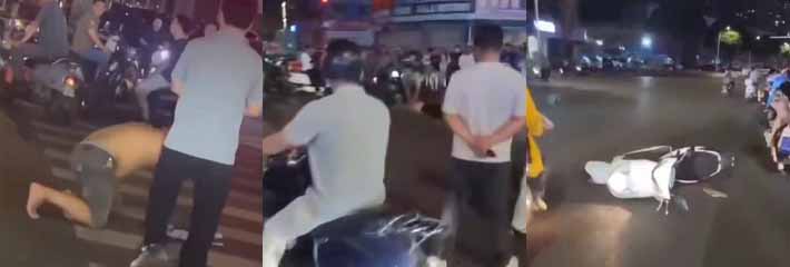 某大街十字路口两男子骑电动车发生刮蹭而大打出手 连续数个重拳活生生的打死在路边!