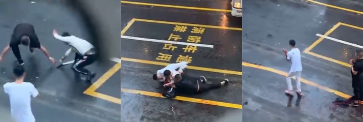 街头刀战1V2!两男路边持砍刀互砍 仗义男子出手劝架反被削掉胳膊 血溅四射 白衣变红衣！