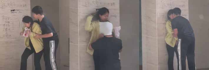 高中生课间操期间躲在柱子旁边吃奶火遍全网 哥们这是早上没吃饭吗 直接钻衣服里面就是一顿猛啃！