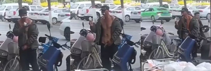劲爆大瓜：精神病大爷街头肆无忌惮地对着路过的女人撸管摸奶 场面火爆到炸裂！