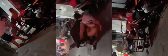 铁板车上的激情啪啪，网友冒死偷拍，最后一摔原谅我不厚道的笑了！三轮车也不能阻止我操逼的脚步