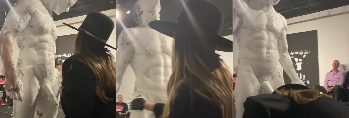 女子众目睽睽之下把玩雕塑鸡巴 公然套弄还偷瞄 这是想被干的节奏