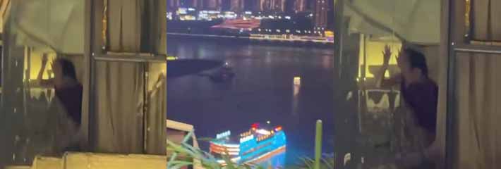偷拍对面楼阳台操逼 哪位瓜友如此勇猛 晚上在阳台激情做爱顺便欣赏重庆夜景!