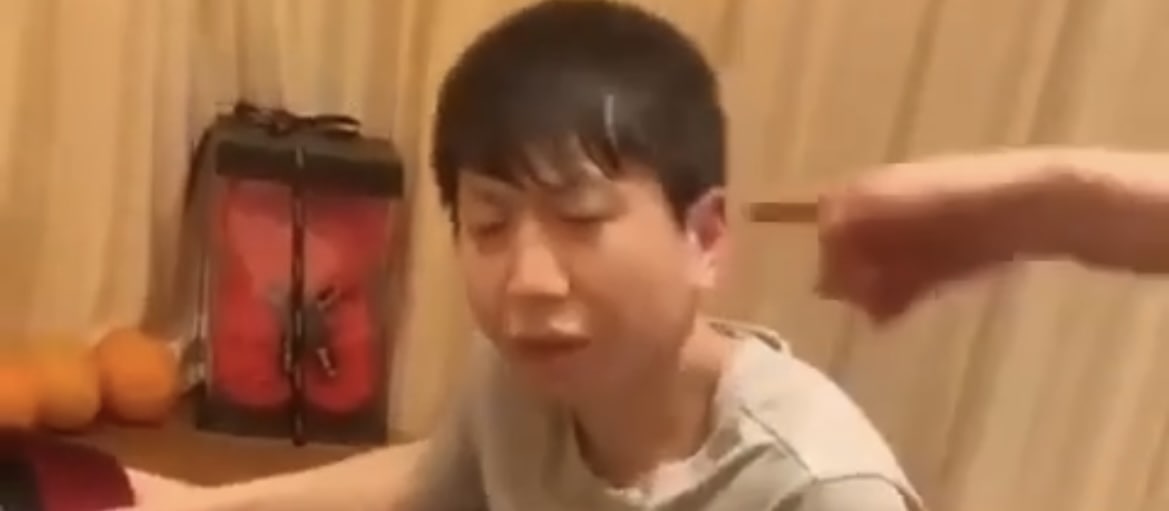 男子双飞吃霸王鸡翻车，拒绝结账反遭围殴！不给钱被打现场视频曝光