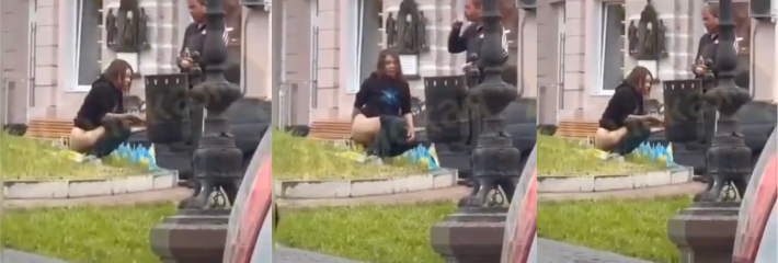 乌克兰女子街头拉屎且还用自己国家的国旗擦屁股 这些小旗帜象征着乌克兰前线阵亡的士兵！
