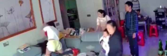 吃瓜群众在哪里 双机位播放卖淫女被打 最后发现卖淫学生妹竟是自己的侄女！