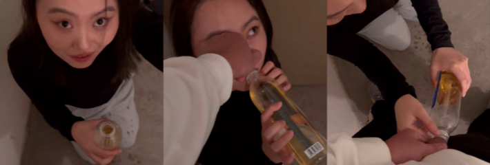 她一定很爱你 把我比下去！高颜美女跪地用塑料瓶接尿 一口吞尽男友热尿 母狗属性拉满！