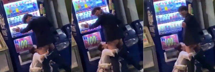 论整活还得是小日子们 小日子的女友在大街上就跪地为男友口交 裤子一脱就开始吮吸！