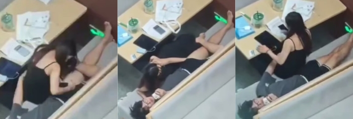 大学生情侣图书馆亲密行为引热议 把沙发当成大床伸手摸鸡巴 大胆举动震惊旁人！