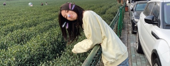 骚逼美女与朋友外出吃夜宵 不穿胸罩被路人偷拍曝光