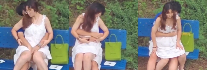 极品反差婊 眼镜妹 白日里和男友公园大胆撩裙坐腿上 旁若无人激情开操 视频被爆出