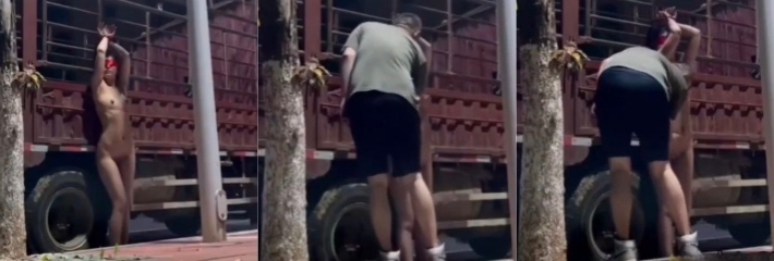极品骚母狗 玩SM捆绑被蒙眼绑在货车边给路人发福利 不揩点油都对不起自己！