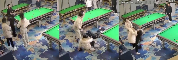 精神小妹台球厅砍人 羽绒服砍得都炸了 围观精神小妹还有在一旁打桌球 心态真好！