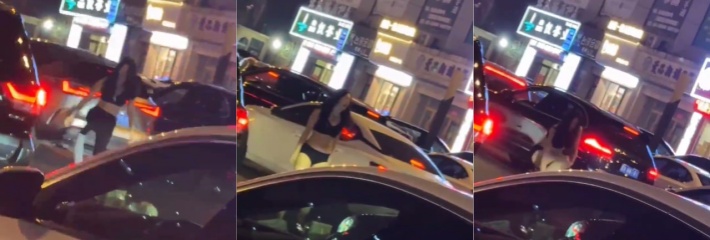 哈尔滨一女子与老公吵架下车跑到车前当众脱衣！话说这娘们确实彪悍，不愧是东北老妹