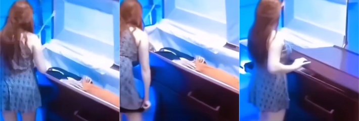 逝去的爱 这是我给你最后的疼爱 外国送行现场翘臀美女当众脱下内裤 陪葬一条原味内裤入棺！