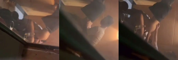 饥渴的小情侣耐不住寂寞竟在放映厅里上演无套内射的戏码，被身后的小哥目睹全过程！