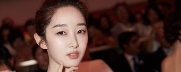 女星 蒋梦婕 被偷拍裙底 淡绿色格纹吊带短裙抄底曝光