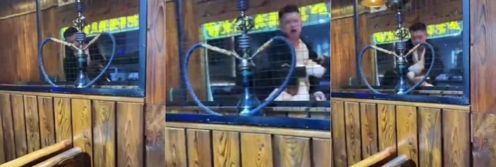 酒吧看好戏 天津女子疑似出轨被抓 黑衣男子强势掌掴 女子不停求原谅 最终还是警察来了才收场！