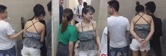 两个骚女人大白天闯入男厕 去看男人鸡巴 真的不要脸 被人轮了才好呢！
