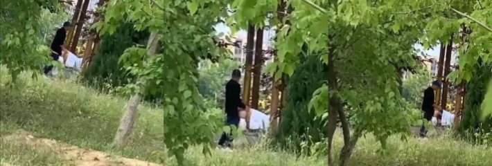 万物复苏的季节野外偷拍到野战现场 看起来后入的很吃力了 果然是人到中年不得已！
