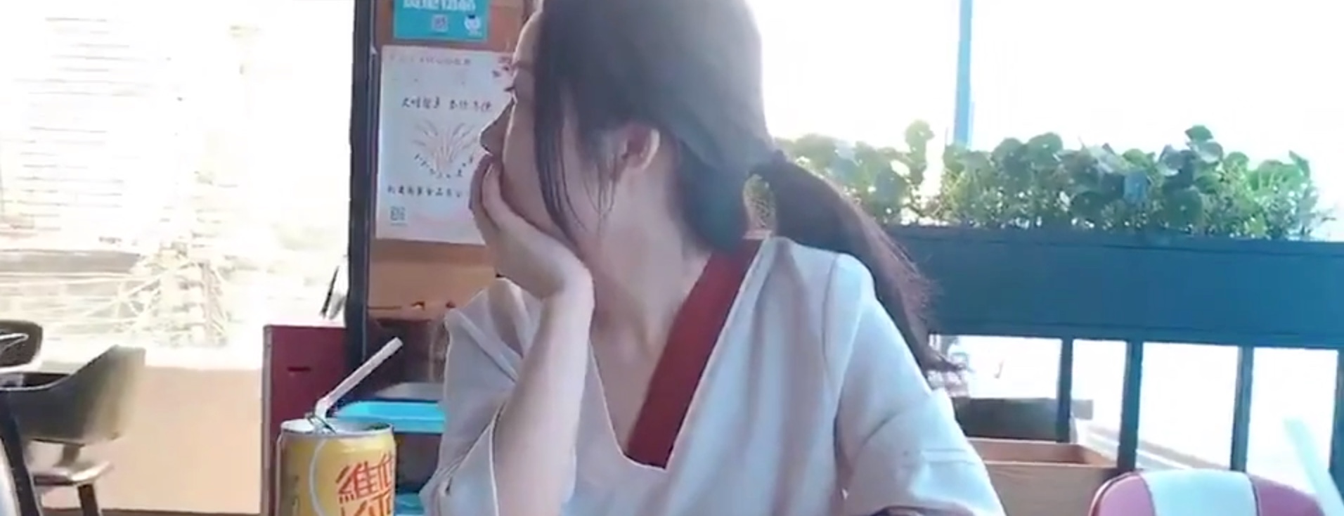 美女在饭店吃饭不穿内裤玩露出