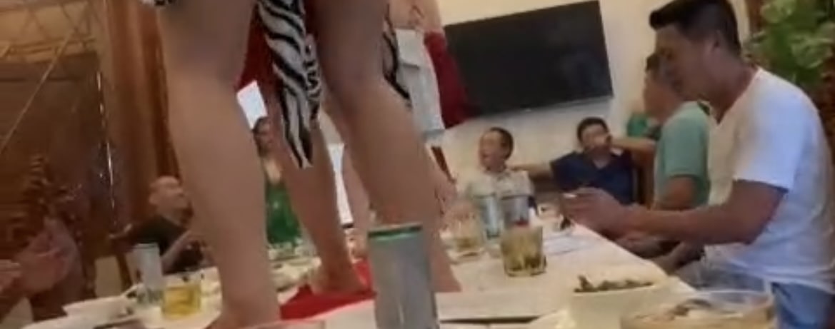 油管热门视频 餐桌上的舞蹈 边跳边脱衣服 动作又骚又撩人！